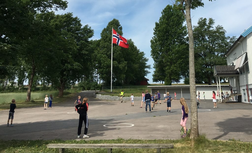 En vanlig skoledag i vår fine skolegård